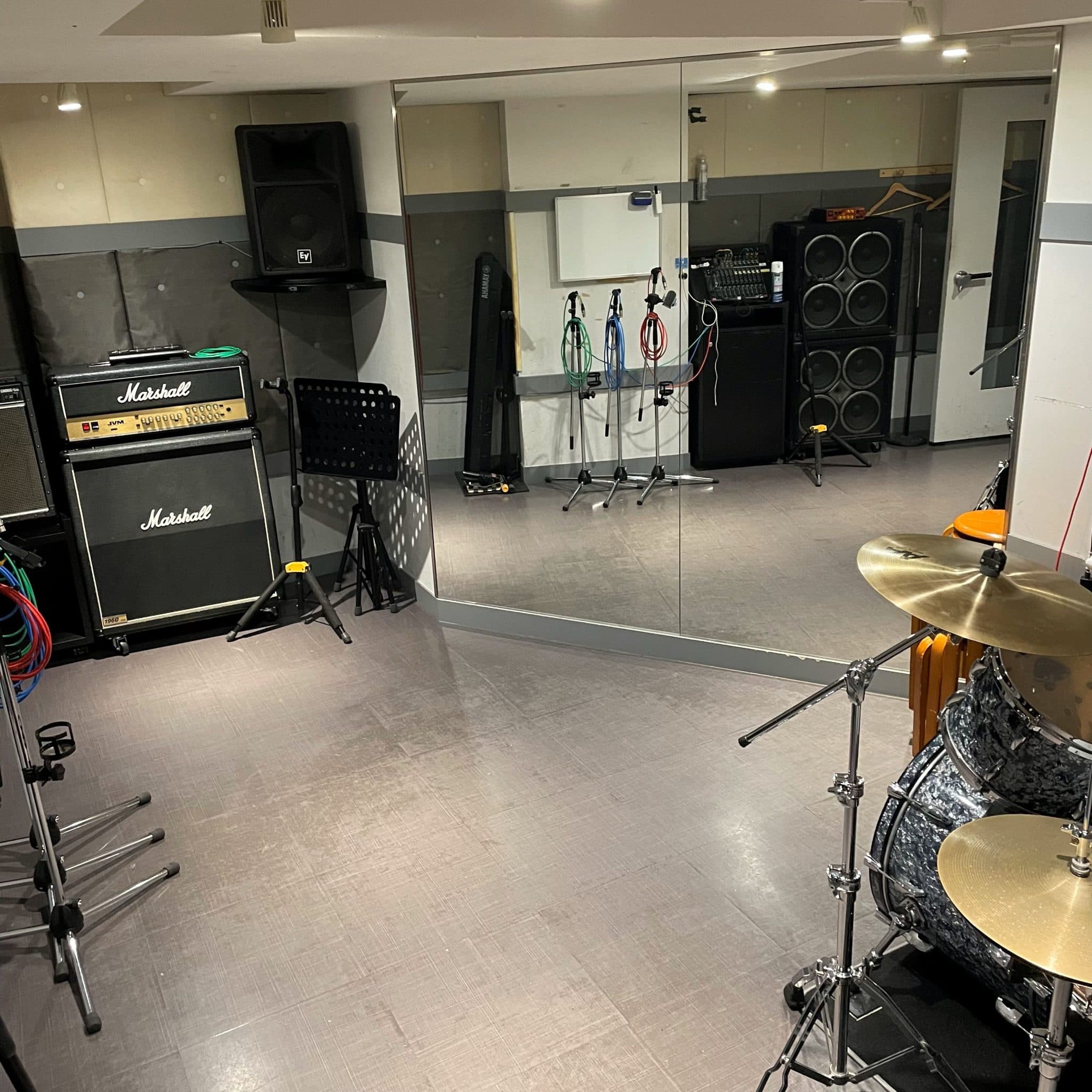 椿音楽教室 BASS ON TOP 西宮甲東園店の写真 4