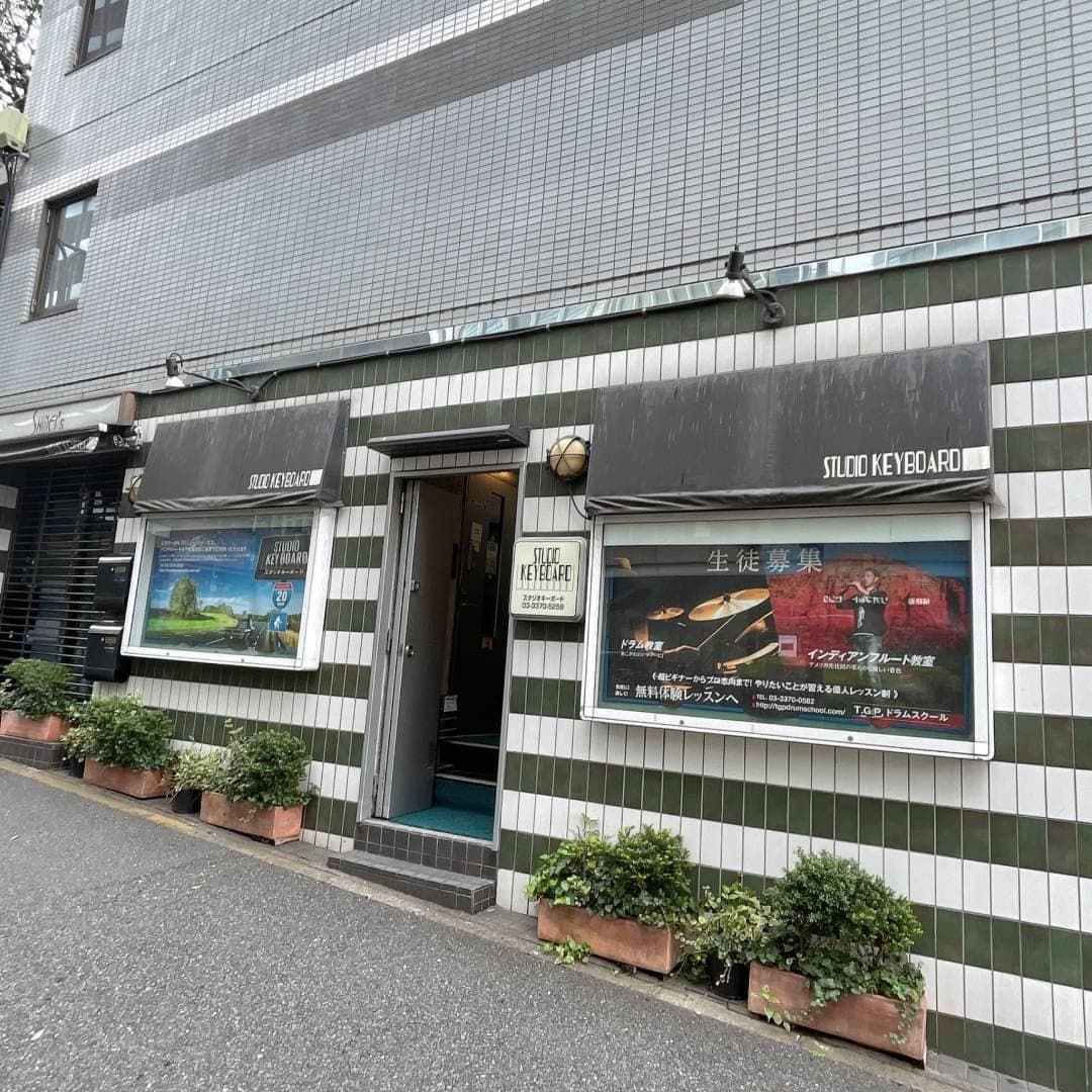 椿音楽教室 スタジオキーボードの写真